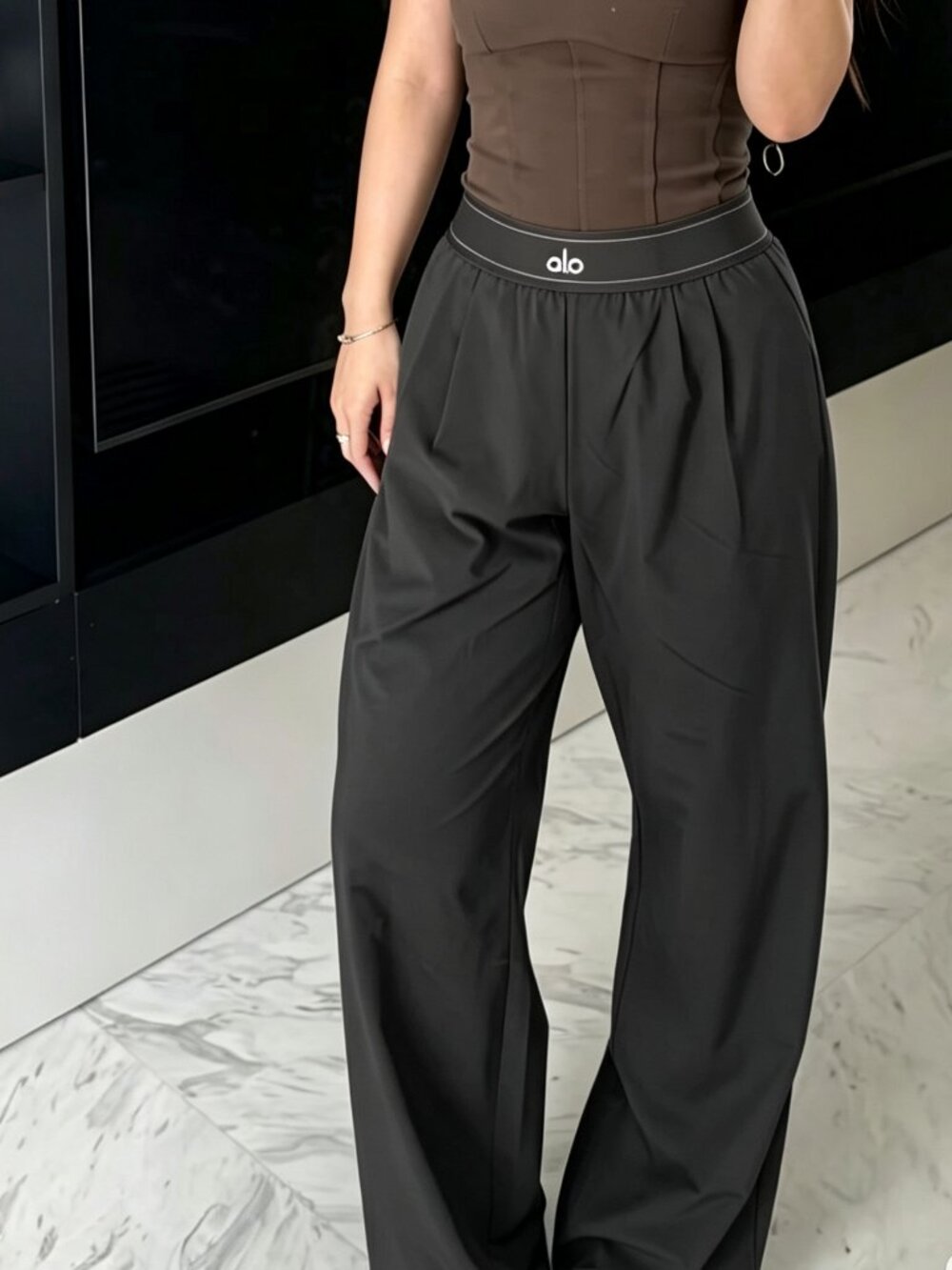 🙆♂️🙆♀️ALO Yoga Suit Up Trouser Dark Grey (Regular)a versatile everyday essen